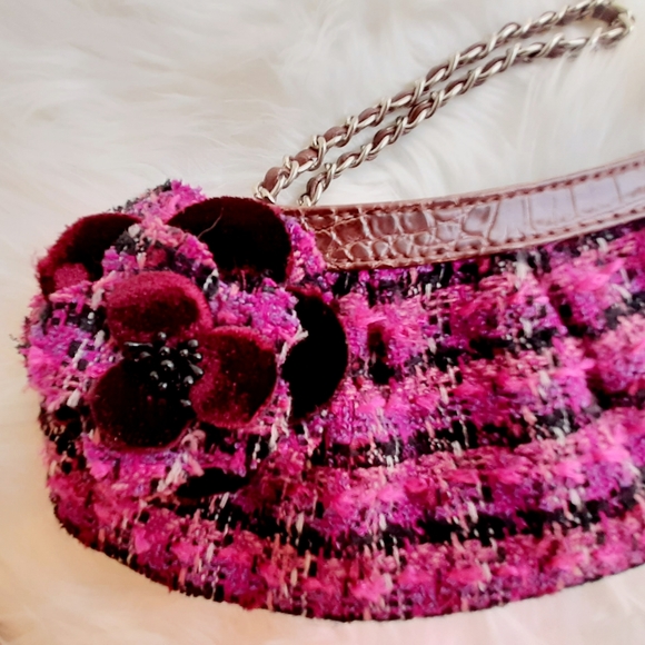 Liz Claiborne Pink Wristlet with decorative flower - Picture 1 of 7